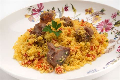Plato de cuscús con cordero y vegetales cocidos al vapor