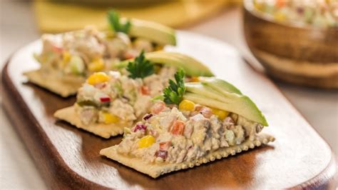 Ensalada de atún, pimiento y apio con aguacate y galletas saladas