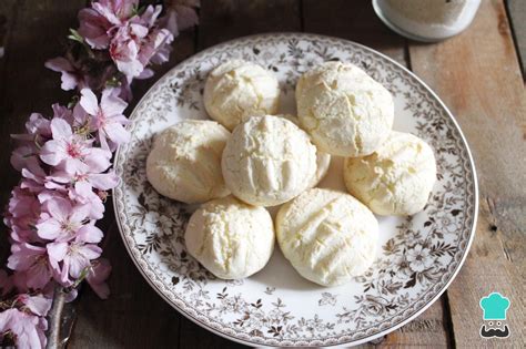 Foto de galletas de maicena cortadas con moldes y listas para hornear.