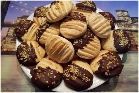 Galletas de maicena con leche condensada decoradas con chocolate.