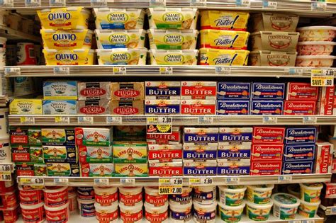 Foto de envases de mantequilla en el supermercado