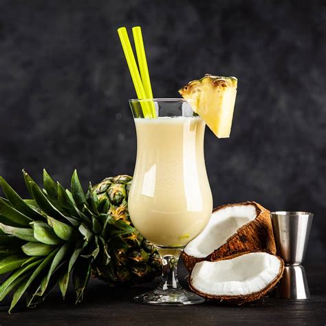 ingredientes frescos para piña colada incluyendo piña, coco y ron