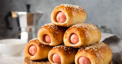 Foto de salchichas envueltas en masa horneadas con un acabado dorado