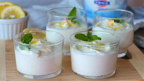 Postre de crema de limón con yogur griego y mascarpone en copas individuales, decorado con ralladura de limón.