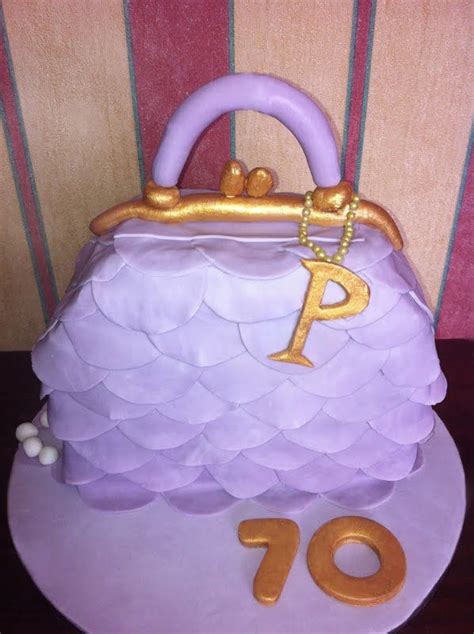 Tarta en forma de bolso elegante con detalles de diseño