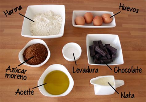 Ilustración de los ingredientes secos y húmedos para el bizcocho de chocolate