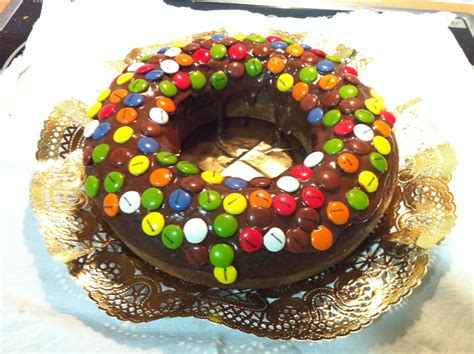Tarta de chocolate completamente decorada con lacasitos de colores