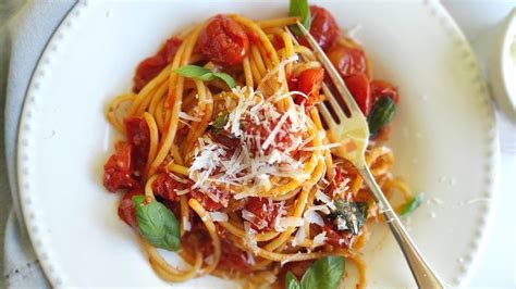 Spaghetti con tomates cherry y panceta