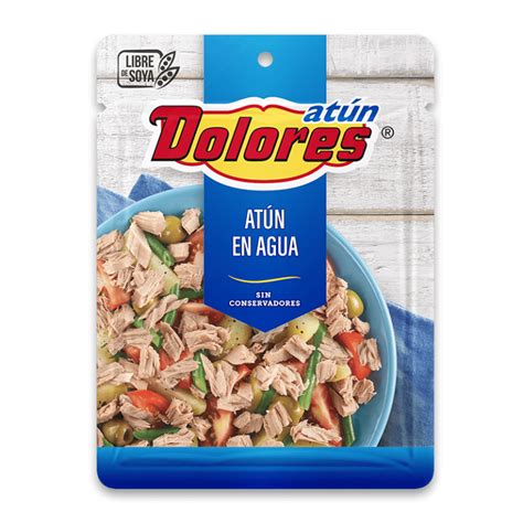 Ingredientes frescos y latas de atún sobre una mesa de cocina