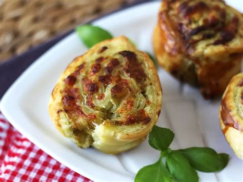 Foto de bollos de pesto y mozzarella dorados y apetitosos