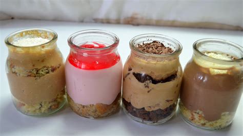 Postres individuales servidos en pequeños frascos de vidrio