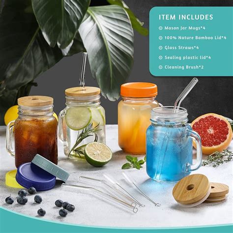 Frascos de vidrio con asas usados como vasos para bebidas con pajitas