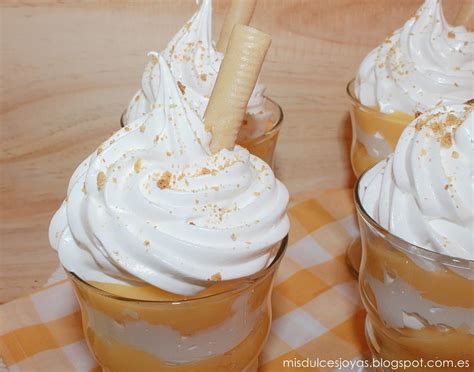 Imagen de copas individuales rellenas con capas de galleta, crema de limón y decoradas con merengue o frutos rojos.