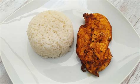 Plato con arroz blanco, pollo a la plancha y plátanos, representando alimentos blandos para la diarrea