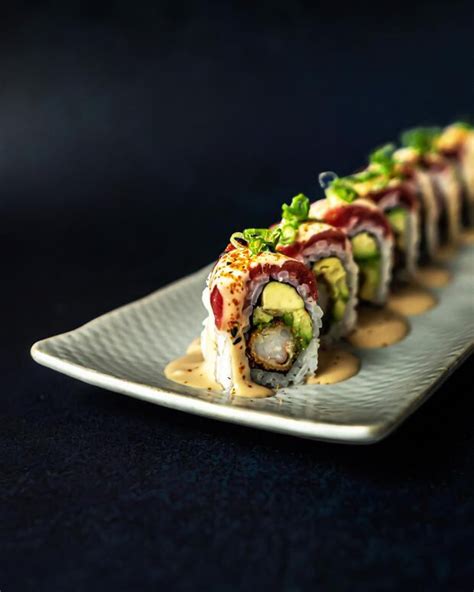 Foto de varios rolls de sushi Nikkei con salsas especiales