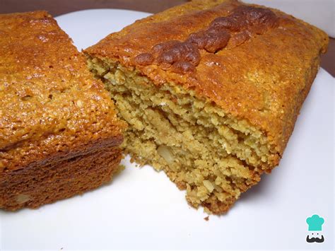 Foto de un queque de avena sin harina, con frutas secas o nueces