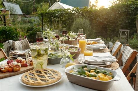 Mesa servida con ensaladas frescas en un ambiente veraniego junto a una piscina, con luz cálida de atardecer