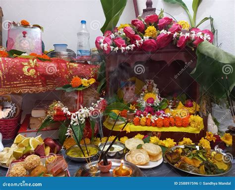 Ofrenda de alimentos vegetarianos (prasad) en un templo hindú