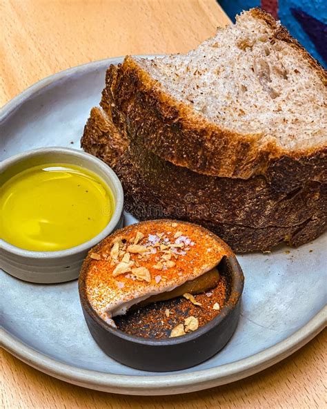 Plato de Amlou con pan y aceite de argán