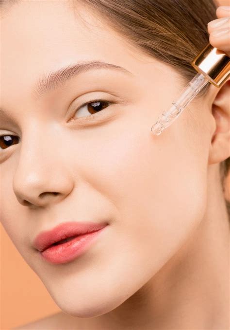 Mujer aplicando aceite de argán en su rostro para hidratación