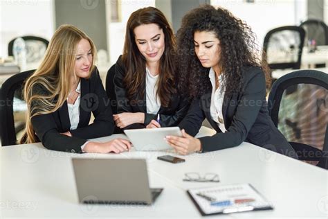 Grupo de mujeres trabajando en una cooperativa de argán