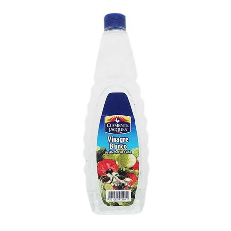 Foto de una botella de vinagre blanco con ropa blanca al fondo