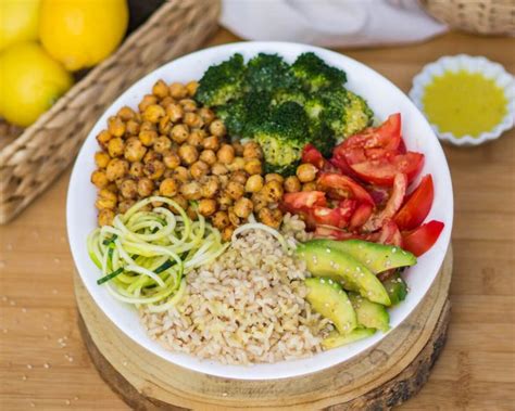 Plato de comida vegana saludable con vegetales, legumbres y cereales integrales