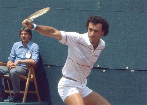 Foto de José Luis Clerc jugando al tenis en su juventud