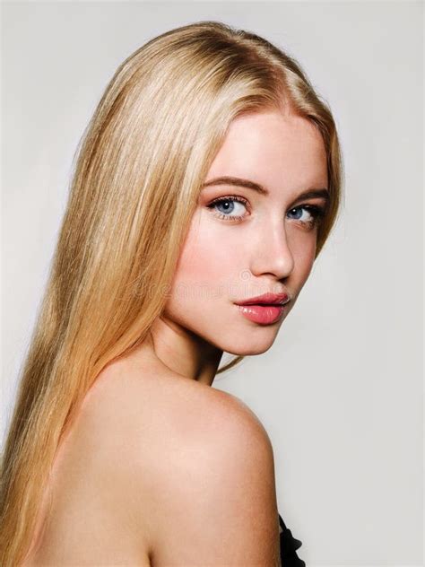 Imagen de una modelo rubia posando con lencería elegante en un entorno de estudio profesional