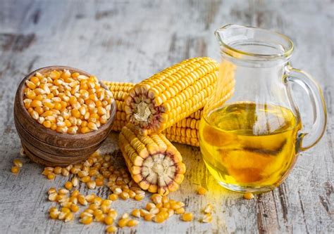 Botella de aceite de maíz casero en una despensa