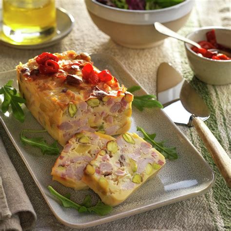 Infografía: terrina de camarones y tomate en capas, con camarones, palta y gelatina