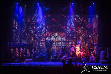 Fotografía atmosférica de una presentación en vivo en un escenario íntimo, destacando la interacción entre los músicos y el público