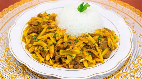 olluquito con carne servido con arroz blanco y perejil