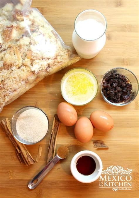 Mesa con todos los ingredientes listos para hacer budín de pan