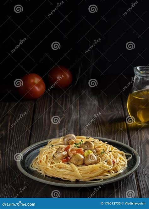 Plato de pasta recién cocida con vapor