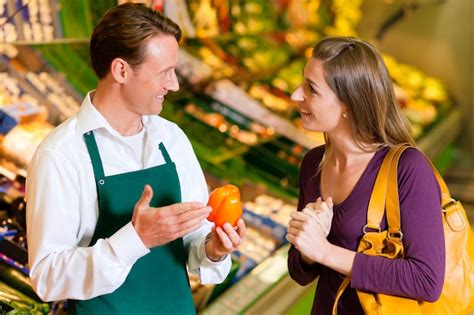 Abogado discutiendo con dependienta en supermercado