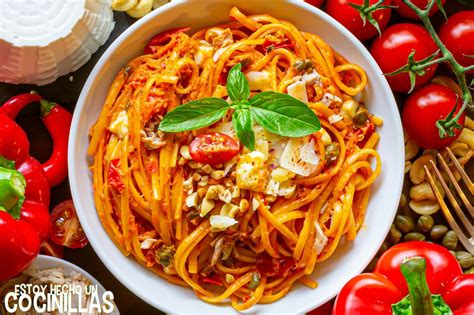 Plato de pasta con pesto de pimientos y queso