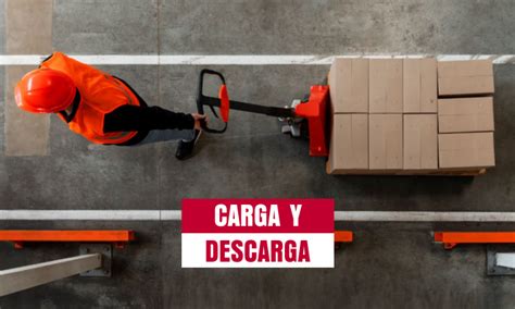 Camión de transporte de carga con personal realizando la carga o descarga