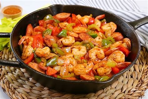 Ejemplo de decoración de pastel de camarones con pimientos, aceitunas y langostinos.