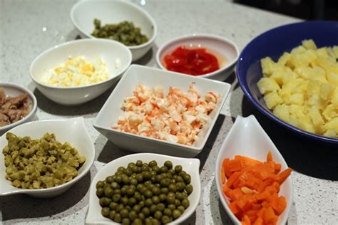 Ingredientes para la ensaladilla de mar, incluyendo patatas, guisantes y huevos.