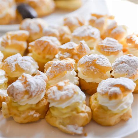 Profiteroles rellenos de crema pastelera con chocolate derretido