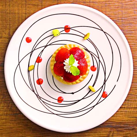 Plato de postre con salsa de toffee y frutas