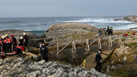Fotografía del faro y la pasarela de madera en la Isla Hornos, punto de llegada al Parque Nacional.