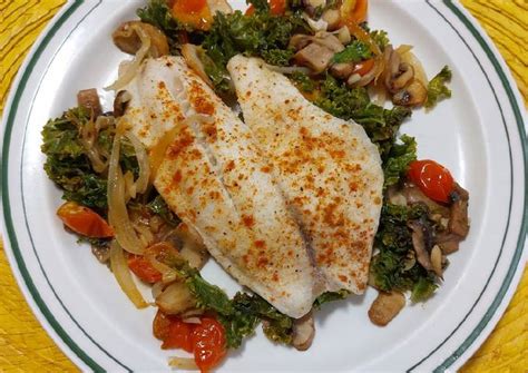 Pescado cocinado al vapor con verduras frescas