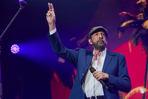 Fotografía de Juan Luis Guerra y 4.40 en una presentación