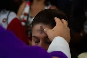 Representación visual de personas recibiendo la cruz de ceniza en la frente durante el Miércoles de Ceniza