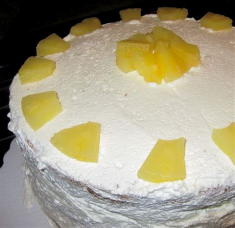 Torta de piña con crema batida recién hecha