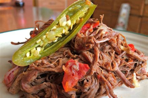 Pizza con toppings innovadores, incluyendo carne deshebrada