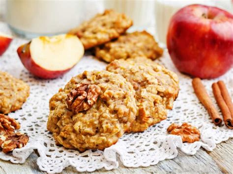 Composición de galletas, tarjetas de felicitación y una manzana como regalos para un profesor.