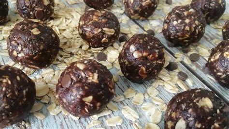 Fotografía de bolitas energéticas de almendras y dátiles, algunas cubiertas con cacao